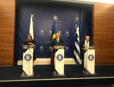 Ενίσχυση κοινού βηματισμού στο μέλλον της ΕΕ αποφάσισαν Ν. Κοτζιάς, Τ. Μελεσκάνου και Ε. Ζαχάριεβα (φωτό)